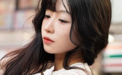 狗狗趴在我身上打扑克